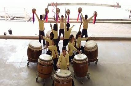 中强光电2017年『圣诞换换爱，外套暖圣诞』-苗栗县通霄镇坪顶国小战鼓队表演