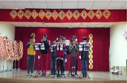 中强光电2017年『圣诞换换爱，外套暖圣诞』-苗栗县卓兰镇坪林国小陶笛表演