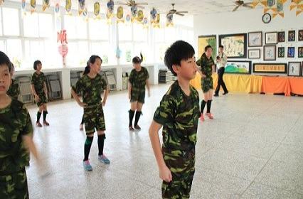 中强光电2016年『孩有你，一起圆梦儿童节』-苗栗县后龙镇海宝国小童军表演