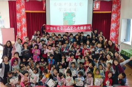中强光电2018年『圣诞换换爱，外套暖圣诞』-苗栗县卓兰镇内湾国小【湾uku】乐团的乌克丽丽表演