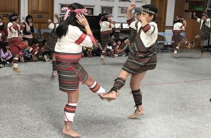 中强光电2018年『圣诞换换爱，外套暖圣诞』-苗栗县泰安乡泰兴国小泰雅族狩猎歌舞表演