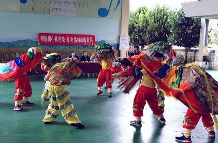 中强光电2020年『圣诞换换爱，外套暖圣诞』 苗栗县明德国小舞狮表演